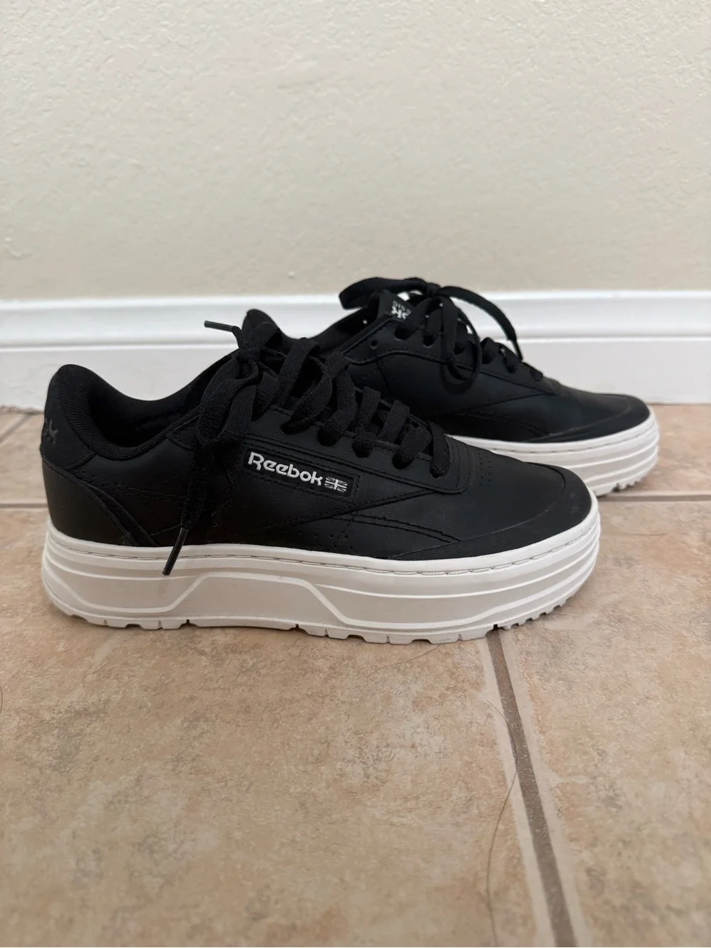Sz 7 Reebok Women’s Black and White Platform Sneakers
